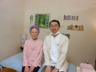 施術者と患者さんが一緒に写った写真です。