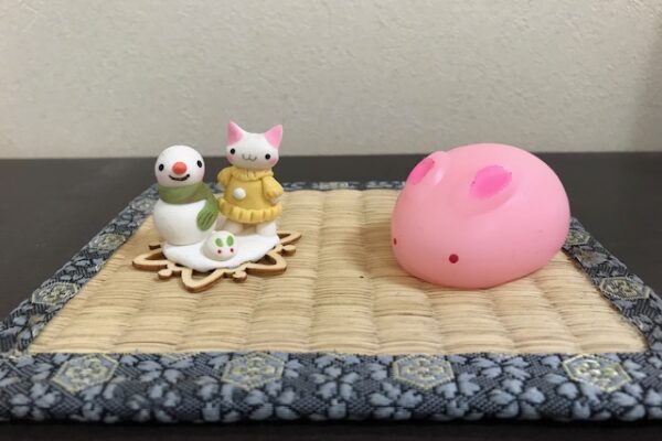 院内にある季節の小物。雪だるまと雪うさぎです。