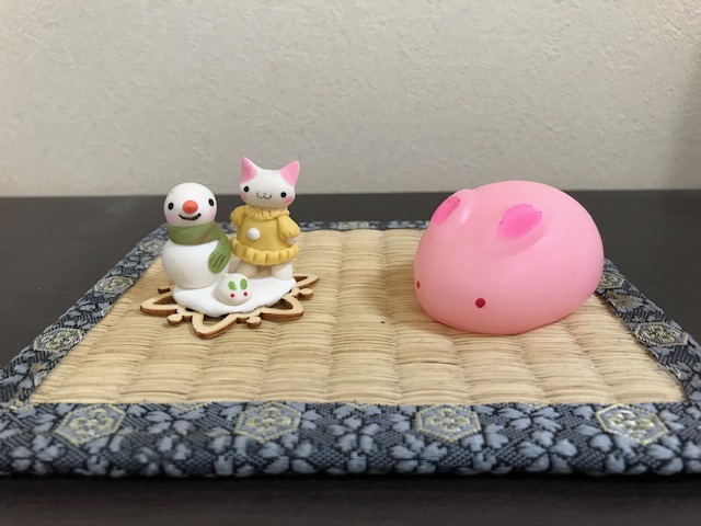 院内にある季節の小物。雪だるまと雪うさぎです。