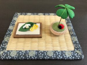 院内にある季節の小物。蜂とてんとう虫です。