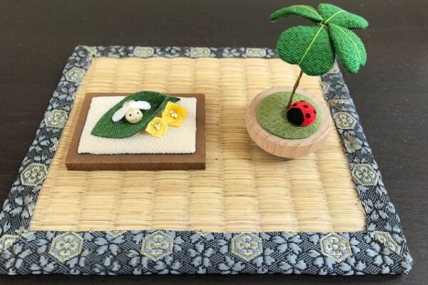 院内にある季節の小物。蜂とてんとう虫です。